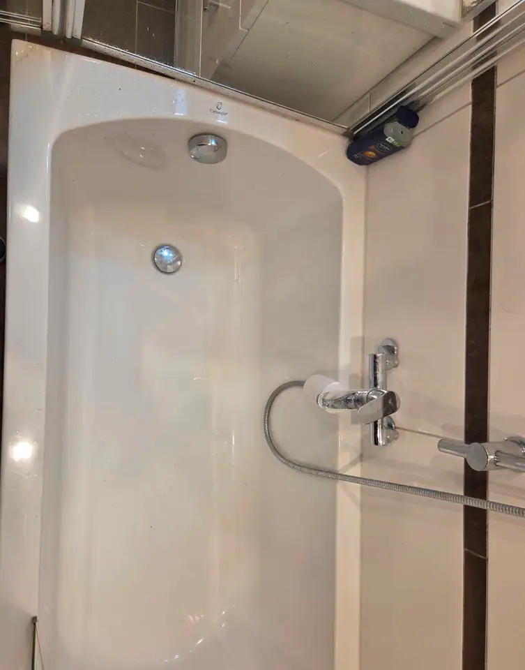 Vor dem Eingriff: starker Ablagerungs- und Verstopfungsgrad am Badewannenablauf in München. Badewanne in München stark zugesetzt – vor der Reinigung