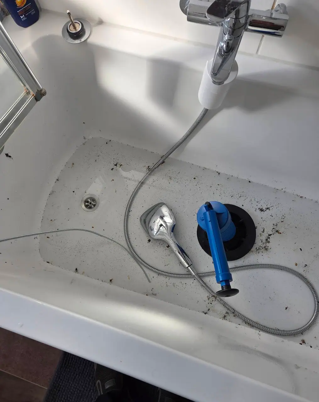 Badewannenabfluss in München nach Reinigung und Freimachen – wieder nutzbar, ohne unnötigen Aufwand am Bad. Rohrreinigung Badewanne München – Zustand nach Freilegung und Reinigung